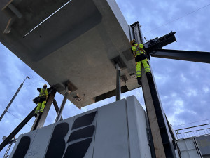 Štvanickou lávku po roce zkontrolují, cvičně ji i zvednou