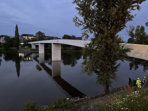 Štvanickou lávku po roce zkontrolují, cvičně ji i zvednou