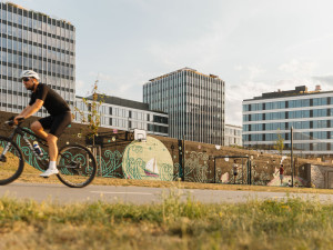 Holešovice mají náplavku, na levém břehu Vltavy si lidé zasportují i zrelaxují
