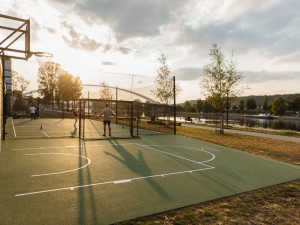 Holešovice mají náplavku, na levém břehu Vltavy vznikl prostor pro sport i relax