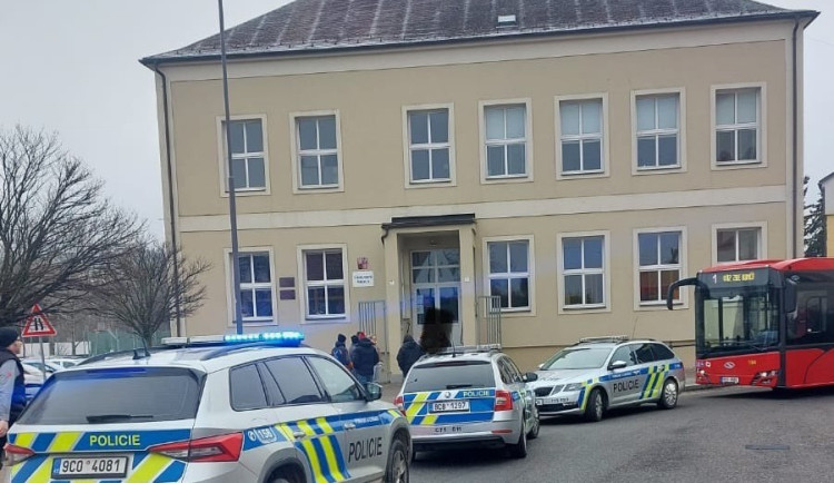 Chlapci, který mířil zbraní na učitelku, nařídil soud ústavní péči