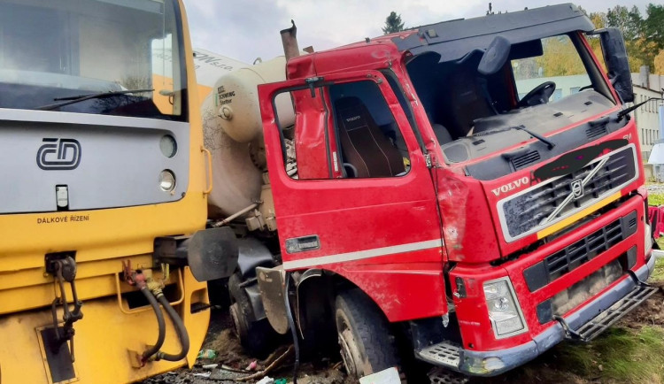 Po srážce s náklaďákem vykolejil u Březnice vlak. Strojvedoucí je zraněný