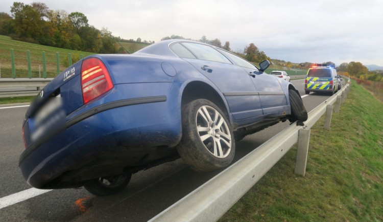 Dvaadvacetiletý řidič pověsil u Vlachova auto na svodidla. Jel příliš rychle
