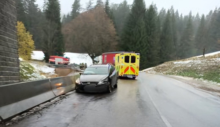 Silnici u Kubovy Hutě zcela zablokovala nehoda osobního a nákladního automobilu