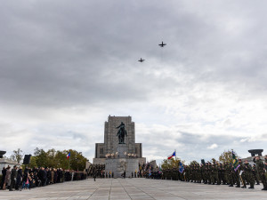 Na Vítkově si politici připomněli vznik státu, prolétly nad nimi armádní stroje