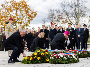 Na Vítkově si politici připomněli vznik státu, prolétly nad nimi armádní stroje
