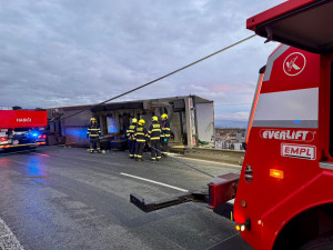 Na Kbelské se převrátil kamion, řidiče museli hasiči vyprostit