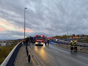 Na Kbelské se převrátil kamion, řidiče museli hasiči vyprostit