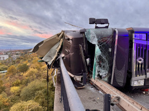 Na Kbelské se převrátil kamion, řidiče museli hasiči vyprostit