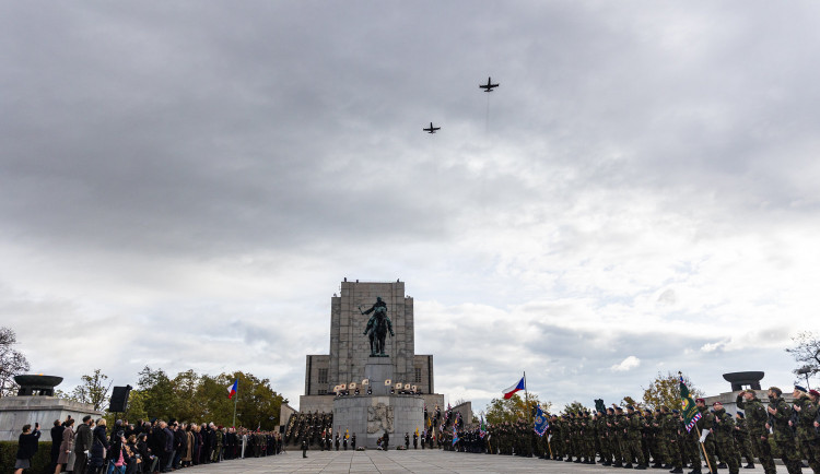 Na Vítkově si politici připomněli vznik státu, prolétly nad nimi armádní stroje