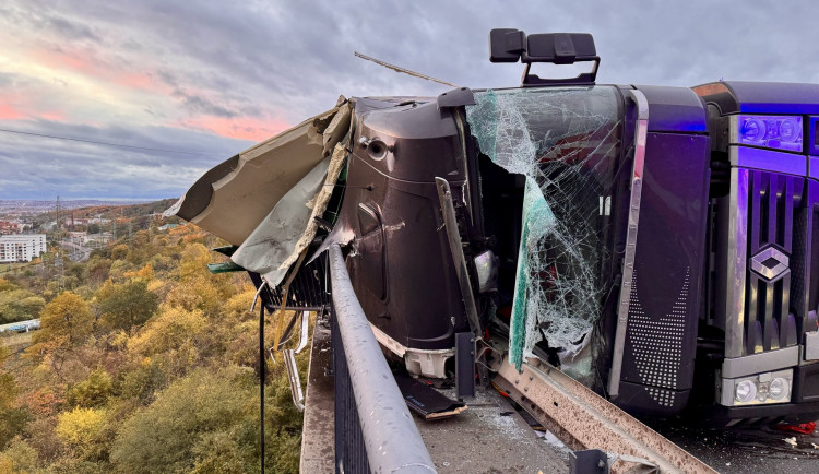 Na Kbelské se převrátil kamion, řidiče museli hasiči vyprostit