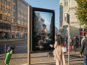 Praha zničená válkou. Paměť národa spustila v ulicích kampaň na podporu Ukrajiny