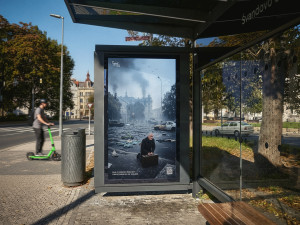 Praha zničená válkou. Paměť národa spustila v ulicích kampaň na podporu Ukrajiny