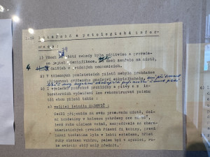 Fotky i výslechy svědků StB. Suchdol si připomíná výročí tragického pádu letadla výstavou