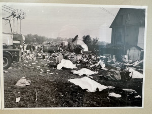 Fotky i výslechy svědků StB. Suchdol si připomíná výročí tragického pádu letadla výstavou