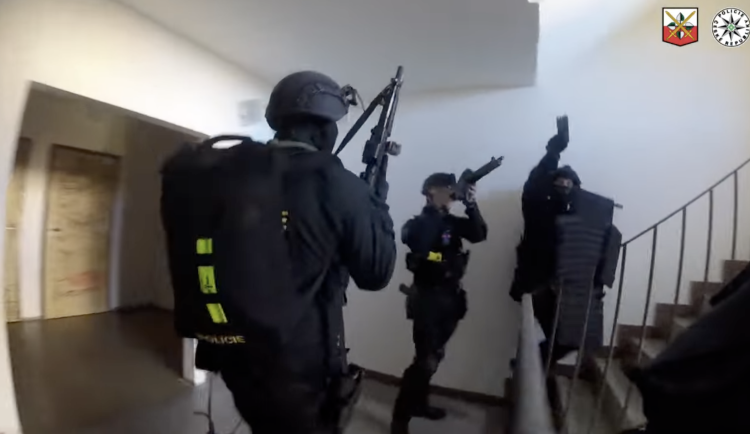 Muž se samopalem vyhrožoval, že se zastřelí. Podezřelého zadržela policie