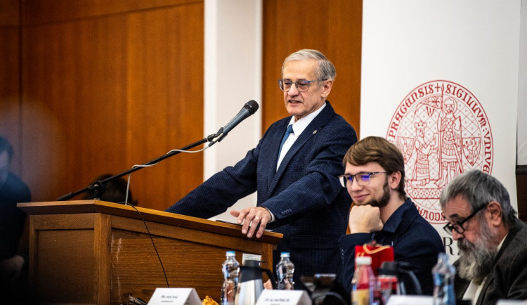 Nové vedení Univerzity Karlovy. Největší českou vysokou školu povede chemik Jiří Zima