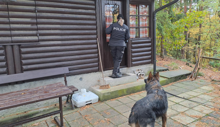 Policisté kontrolovali chaty a chalupy v Českém ráji, zapojili i služebního psa Zorana