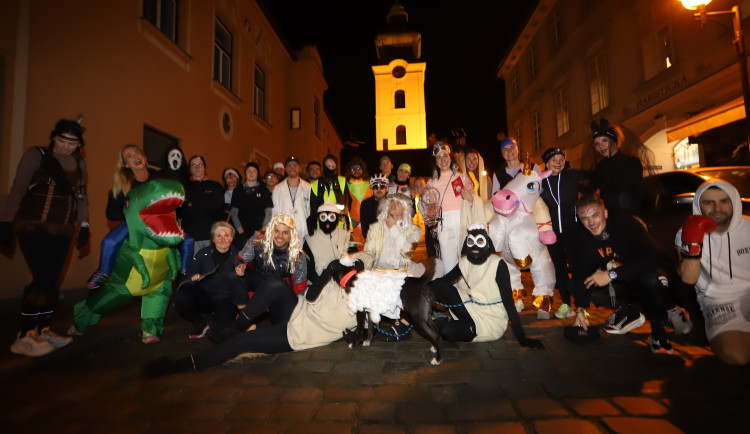 V Budějcích se běžel Halloween. Centrum zaplnili běžci v maskách i pes převlečený za ovečku