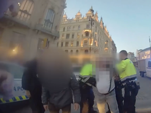 VIDEO: J*bat tvoju mať. Rusky mluvící muž urážel strážníka, skončil v poutech