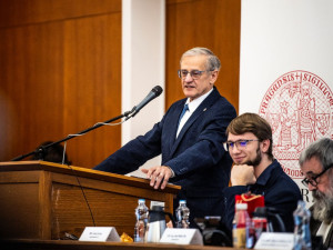 Nové vedení Univerzity Karlovy. Největší českou vysokou školu povede chemik Jiří Zima