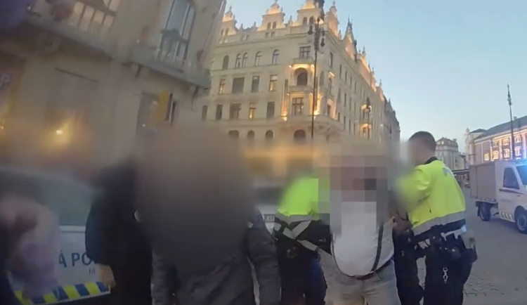 Muž skončil v poutech.