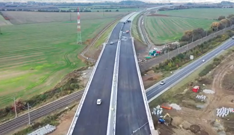 VIDEO: Jak vypadá D1 těsně před dokončením z výšky? U Říkovic se otevřel nový sjezd