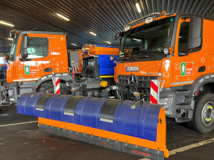 Z léta rovnou do zimy. Pražské služby proměnily čistící vozy v sypače