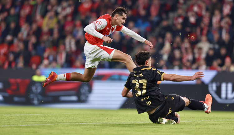 Fotbalisté Slavie porazili Ostravu 2:0 a v lize po třech zápasech zvítězili