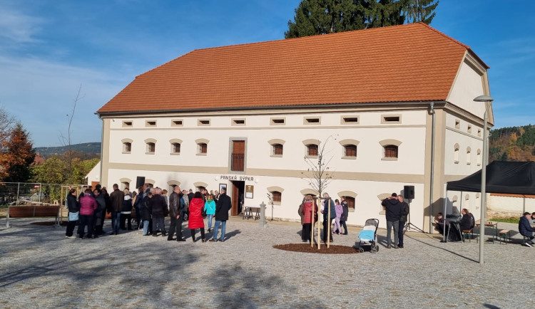 Z chátrající sýpky ve Volyni je nové kulturní centrum s expozicemi o řemeslech