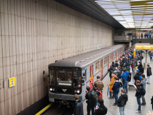 FOTO: Na linku B vypravili historickou soupravu. Přilákala stovky nadšenců