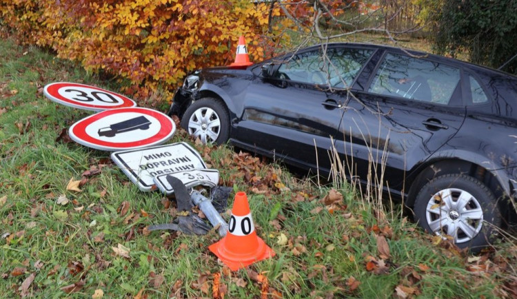 Značka omezující rychlost nepřežila. Senior u Mikulovic šlápl na plyn a skončil v příkopu