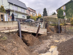 Na stavbě v Praze se utrhl svah, auto městské policie skončilo na střeše