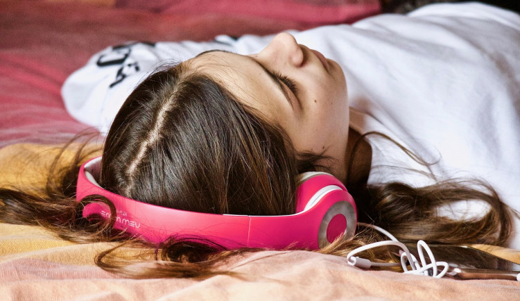 Stop anorexii: co je ASMR a může pomoci se spánkem?