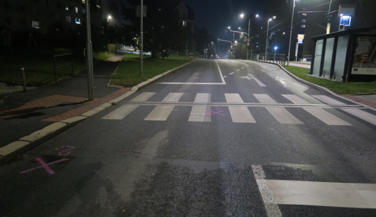 Policie hledá řidiče, jenž na přechodu v Jablonci srazil dívku. Mluvil s ní, pak odjel