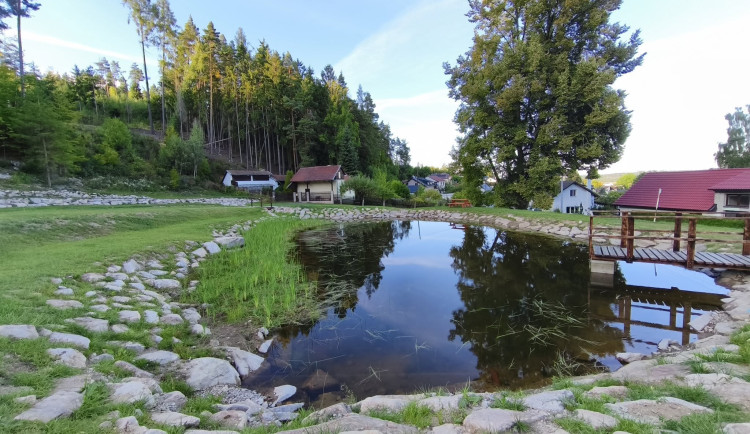 FOTO: Oceněná Cejle na Jihlavsku buduje park s rybníčkem. Podívejte se, jak vzniká
