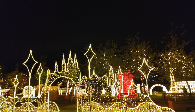 Praha září. Žluté lázně hostí výstavu Srdce Evropy plnou světel