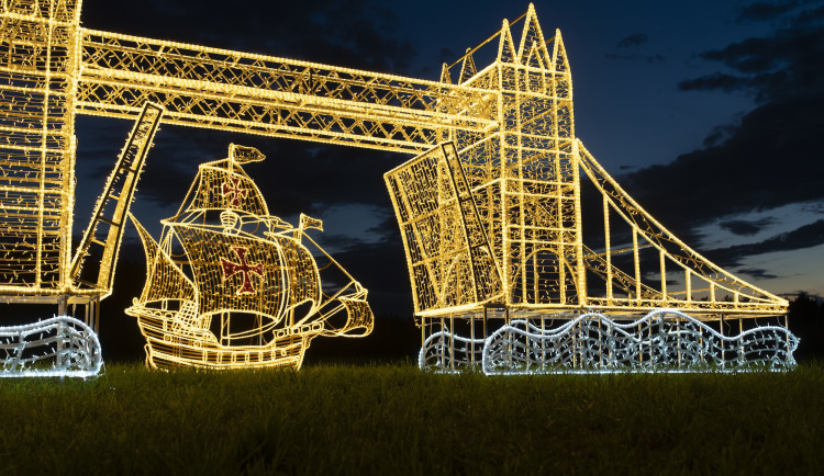 Praha září. Žluté lázně hostí výstavu Srdce Evropy plnou světel