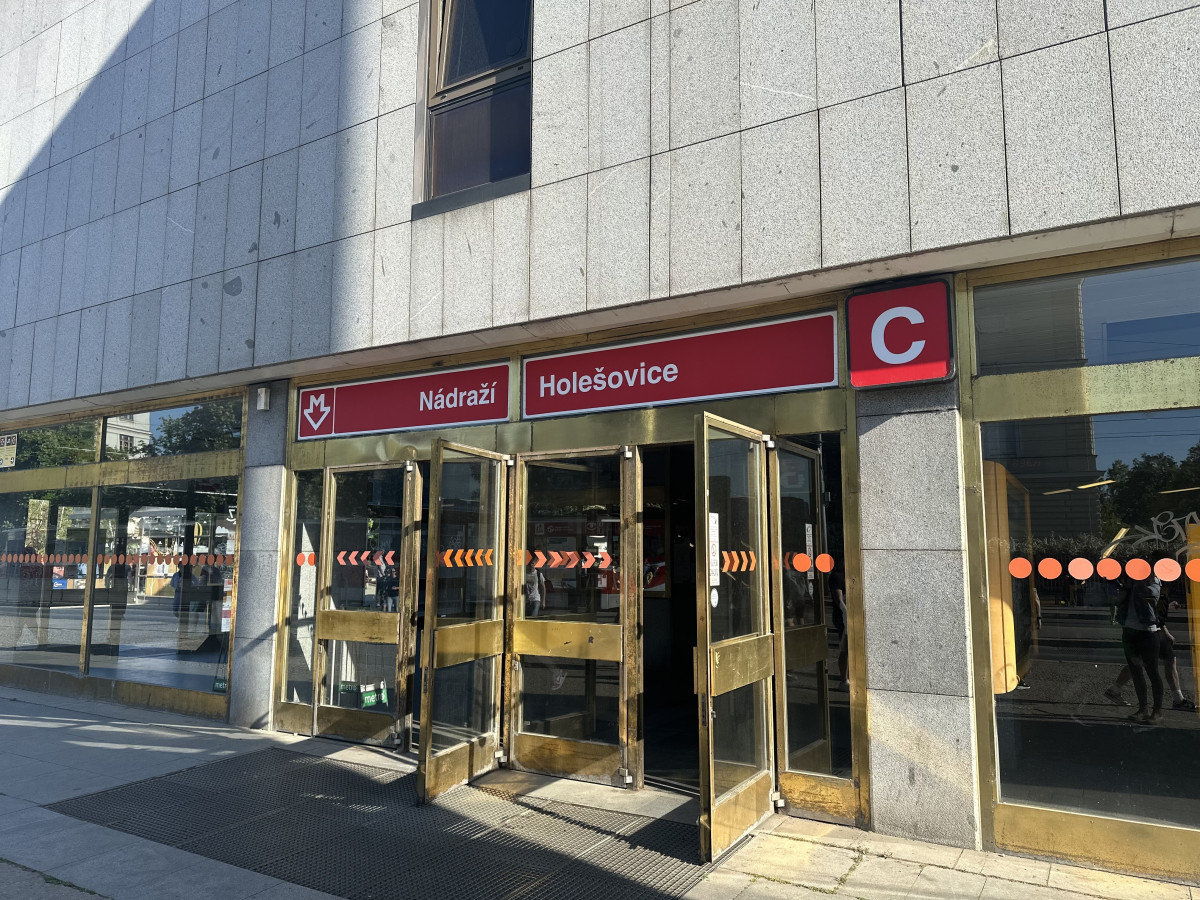 Ve stanici Nádraží Holešovice srazilo metro muže, na místě zemřel