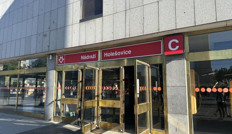 Ve stanici Nádraží Holešovice srazilo metro muže, na místě zemřel. Provoz je omezen