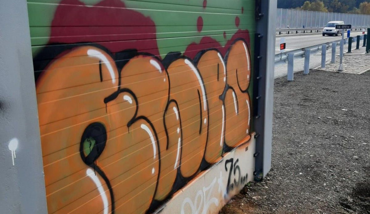 V Nové Pace to schytala protihluková stěna, policisté chystají sprejera