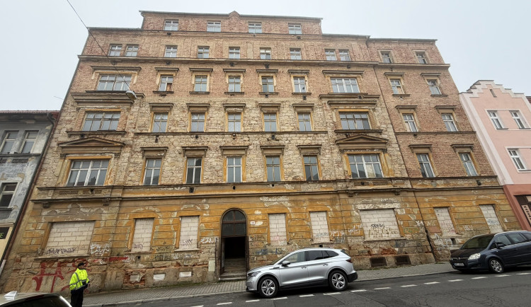Děsivý činžák s krvavou historií projde rekonstrukcí. Vznikne tam 29 nových bytů