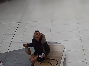 VIDEO: Zlodějka s růžovými vlasy. Žena našla cizí kabelku, místo vrácení ji ukradla