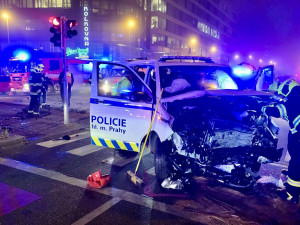 Strážníci jeli k zásahu, bourali na křižovatce. Dva lidé jsou zraněni