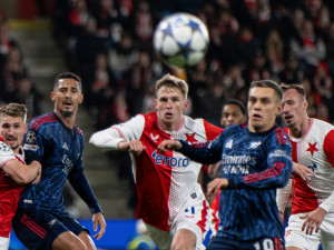 Co odkryla lekce od Arsenalu? Trpišovského sázku na riziko, stupidní agresivitu i nezvládnutý balanc na ofsajdové hraně