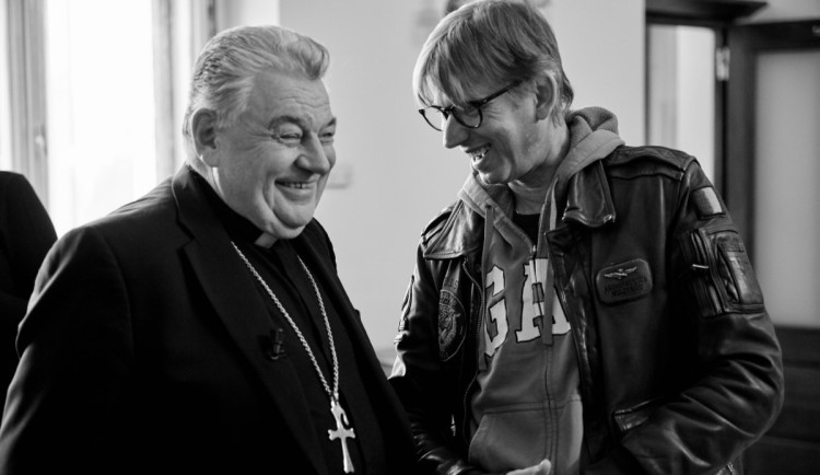 Dominik Duka s režisérem Strachem.