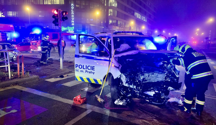 Auto strážníků je na odpis.