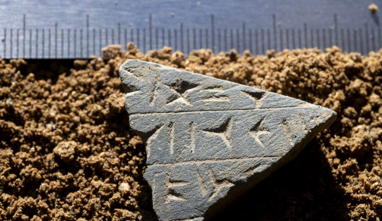 Další záhada z Kateřinské jeskyně. Destička s klínovým písmem mate odborníky