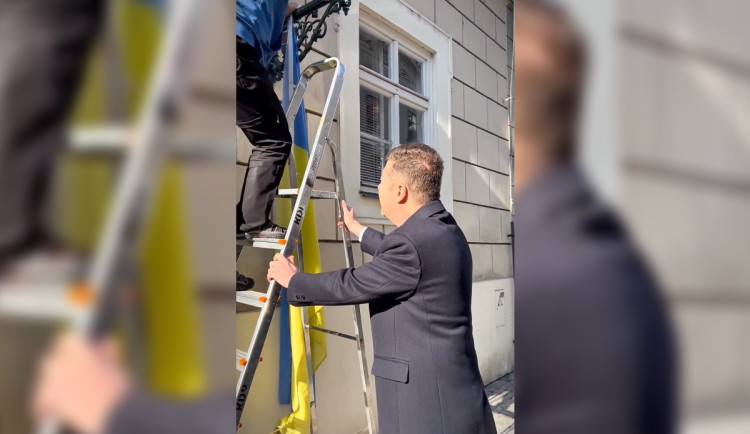 Okamura sundal vlajku Ukrajiny z budovy Sněmovny. Hanebné gesto, uvedla Pekarová Adamová