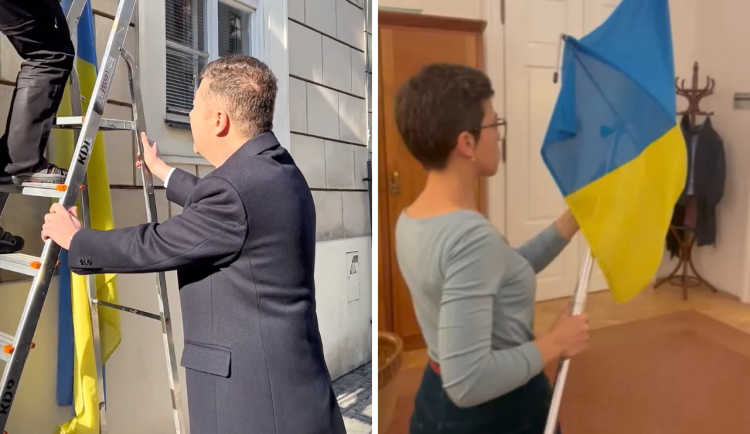 Okamura sundal vlajku Ukrajiny z budovy Sněmovny, Piráti, ODS i STAN už vyvěsili svoje